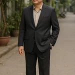 anh-ve-mot-bo-do-trung-nien-cao-cap-duoc-mac-trong-hoan-canh-thuong-ngay