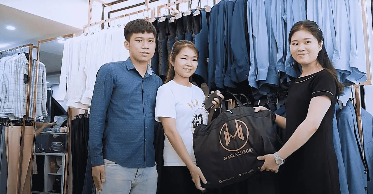 Nhân viên và khách tại cửa hàng Manza