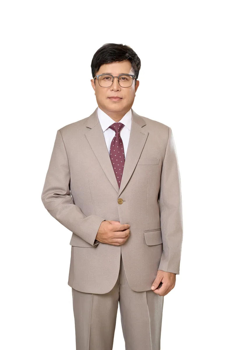 Áo vest nam trung niên HG105 màu be hồng, khuy màu vàng đồng, túi dưới có nắp, ảnh nửa người Áo vest nam trung niên HG105 màu be hồng, khuy màu vàng đồng, túi dưới có nắp, ảnh nửa người