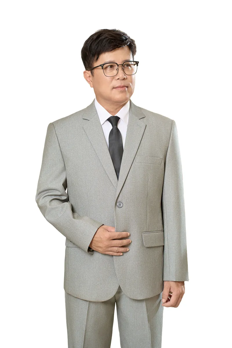 Áo vest nam trung niên HG112 màu ghi sáng, khuy màu sáng, túi dưới có nắp, ảnh nửa người Áo vest nam trung niên HG112 màu ghi sáng, khuy màu sáng, túi dưới có nắp, ảnh nửa người